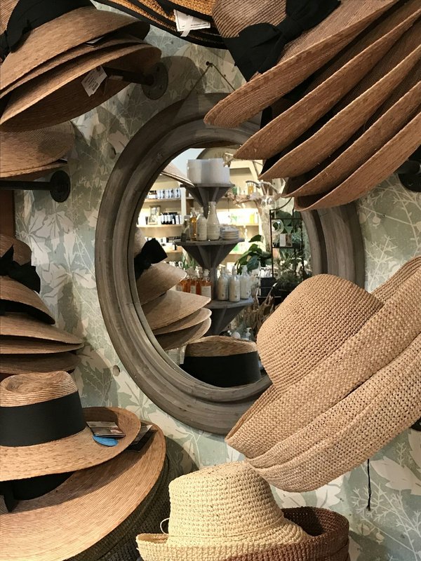 Quel style de chapeaux est recommandé pour une escapade à la campagne pour un look chic et décontracté?