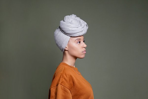 Comment intégrer des écharpes à franges dans une tenue automnale sans détoner?