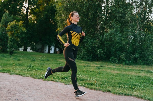 Comment choisir des vêtements de sport adaptés pour les femmes pratiquant le running?